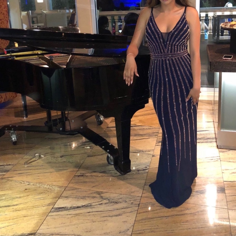 Selling a beautiful evening gown! Perfect for weddings& prom